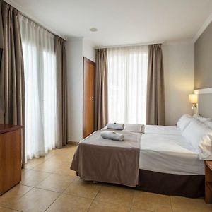 Habitación Familiar Estándar con 2 Camas Individuales